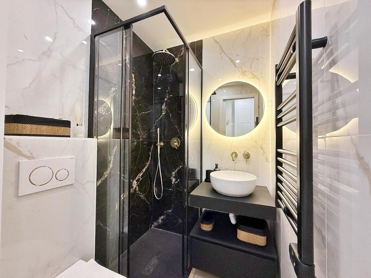 Sur La Promenade Des *