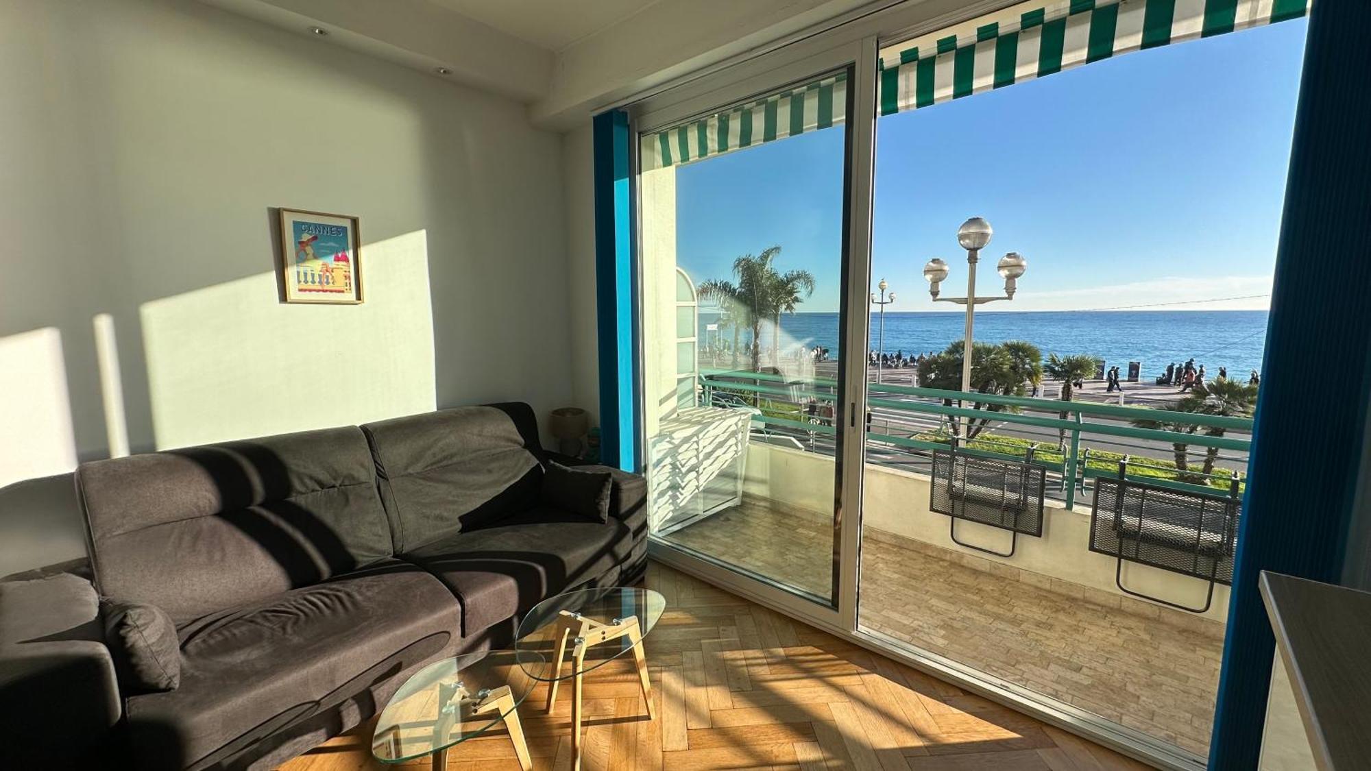 Carre D Or Face A La