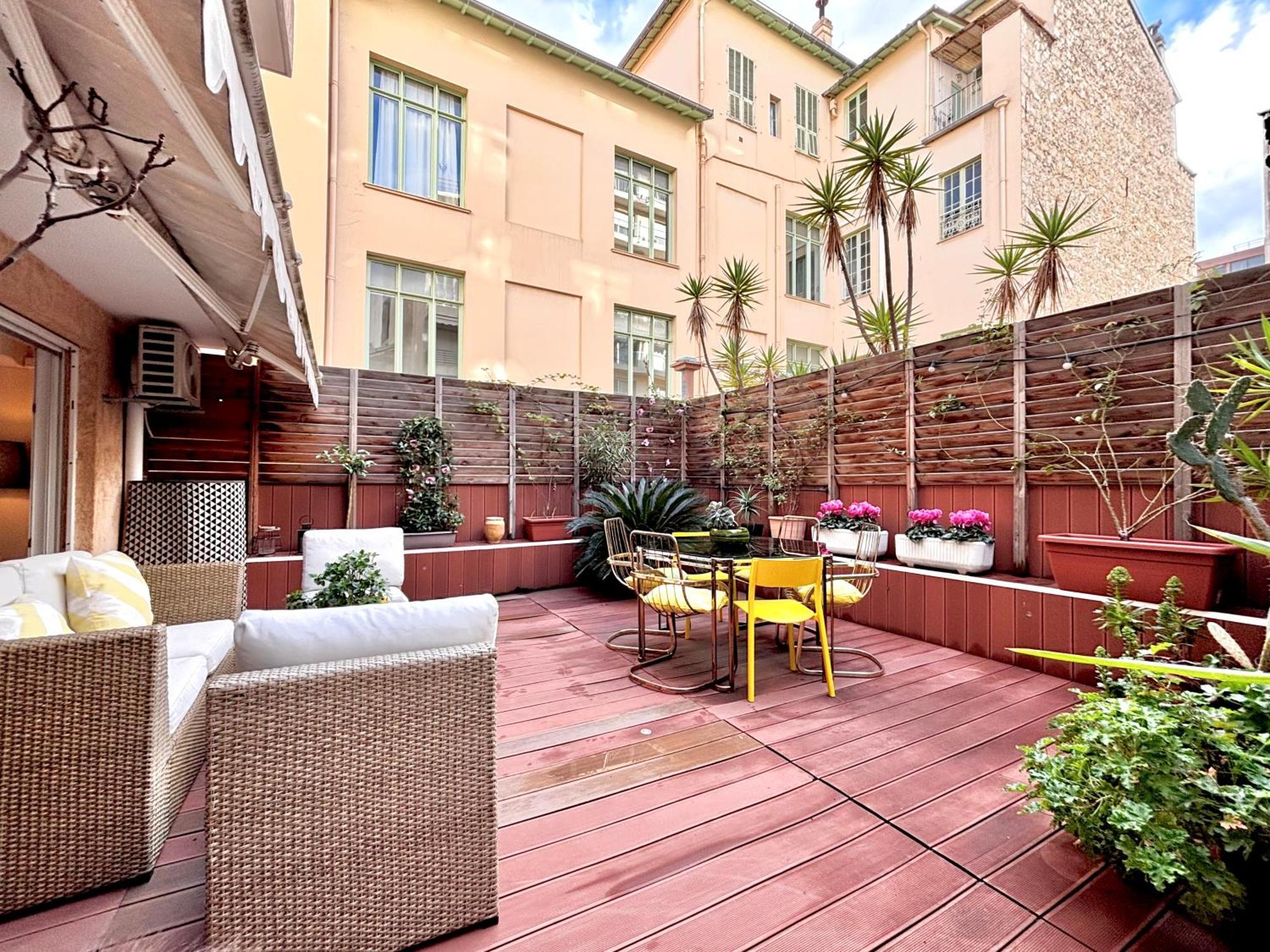 Large Magnificent Terrace Apartment