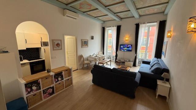 Apartment 2 Bedrooms In Central Location On The Famous Place Massena *