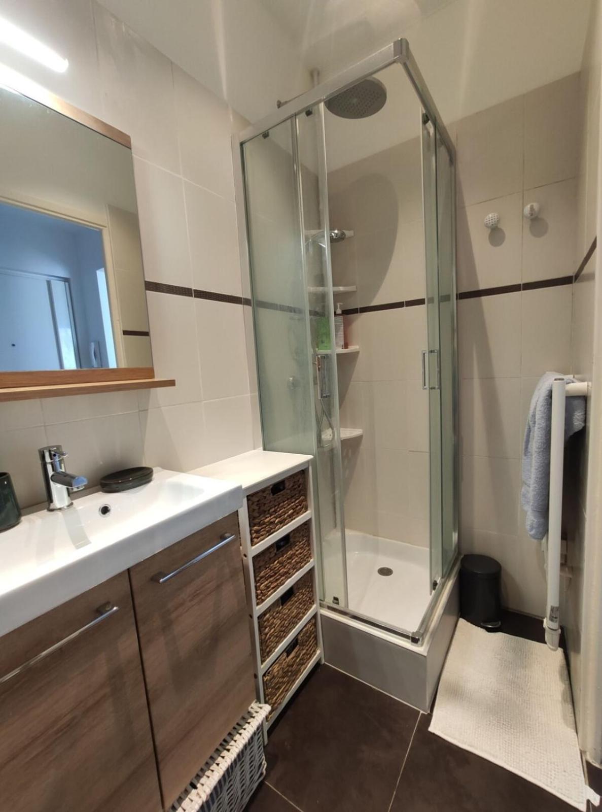 Apartment Beautiful Just A Stone's Throw From The