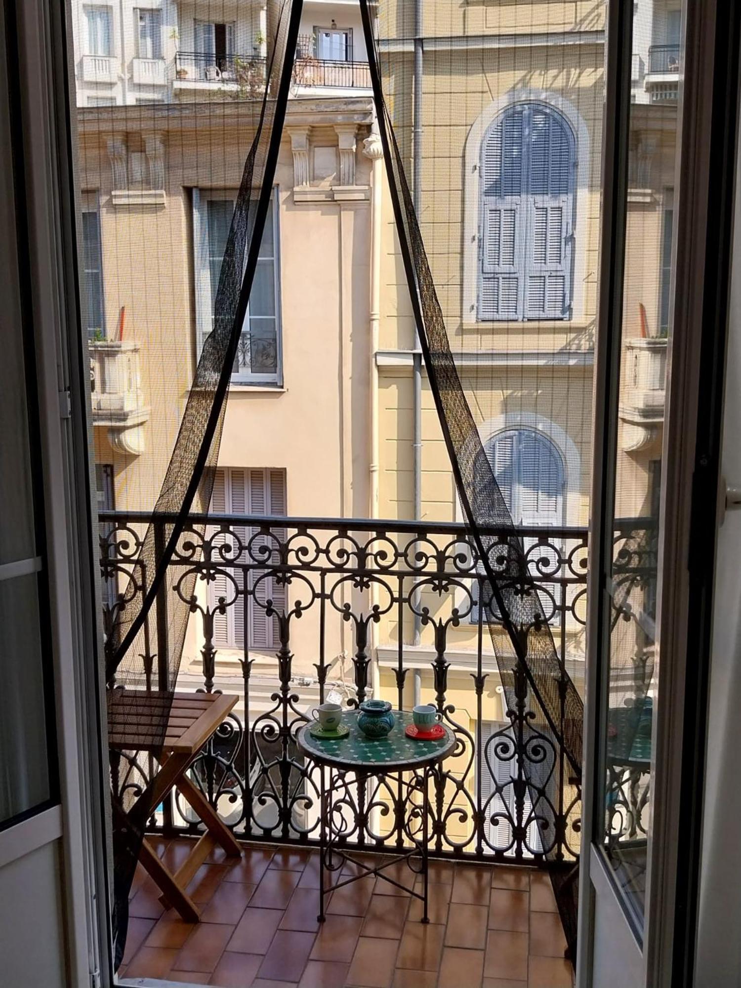 Spacious With Balcony - Center Apartment *