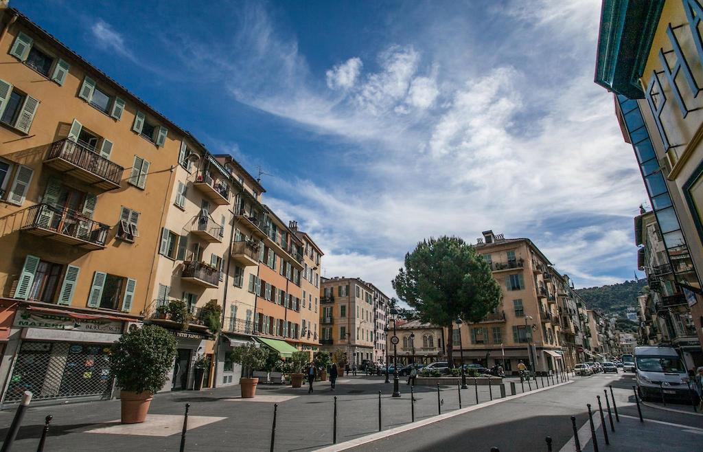 3 Pieces Sonice Au Centre De *