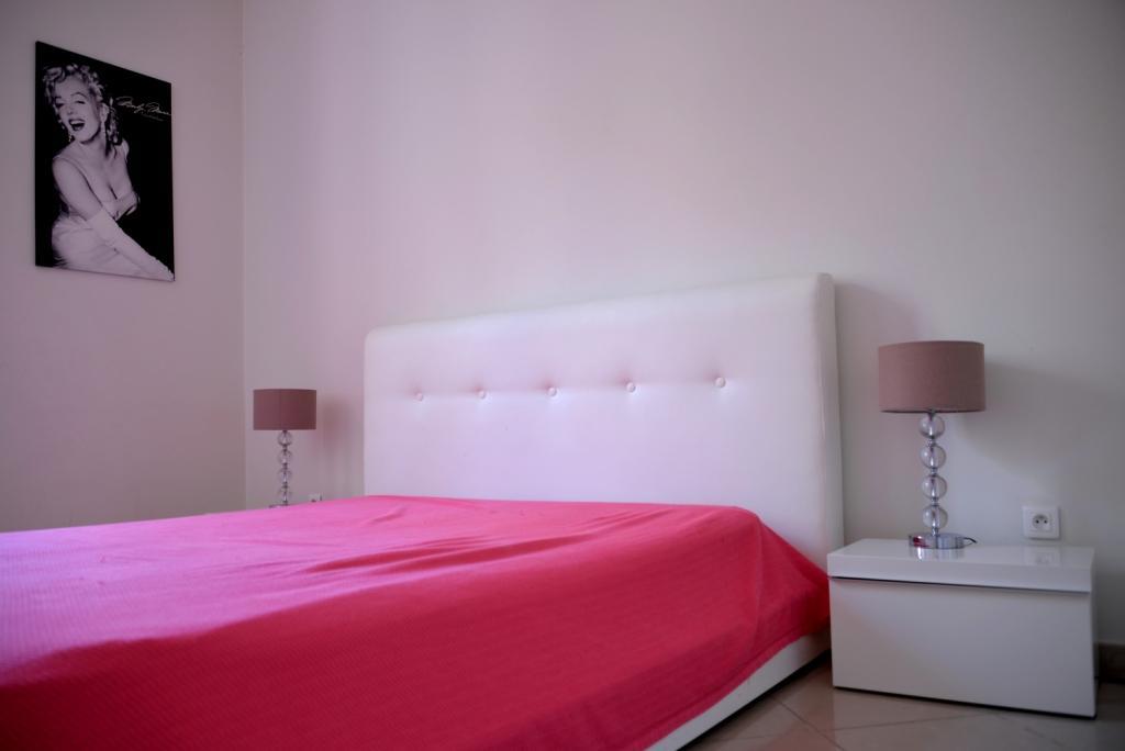 On Rue De France 4 *