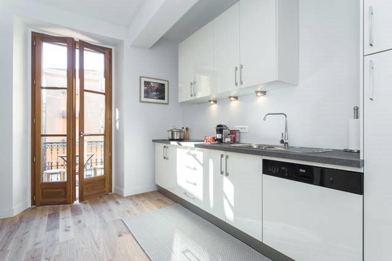 Le Rossetti B. - Modern, Long Balcony, Old Town Apartment Nice