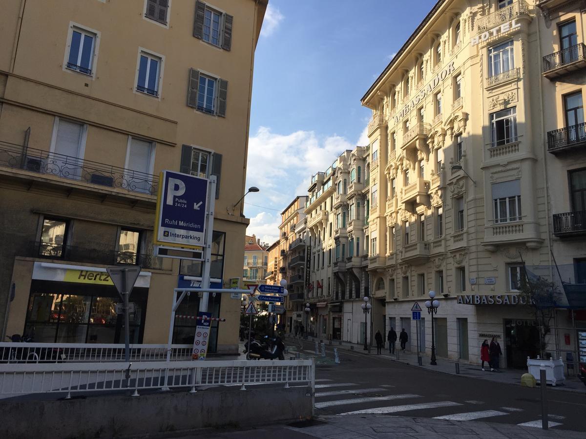 Ambassador Hotel 3*