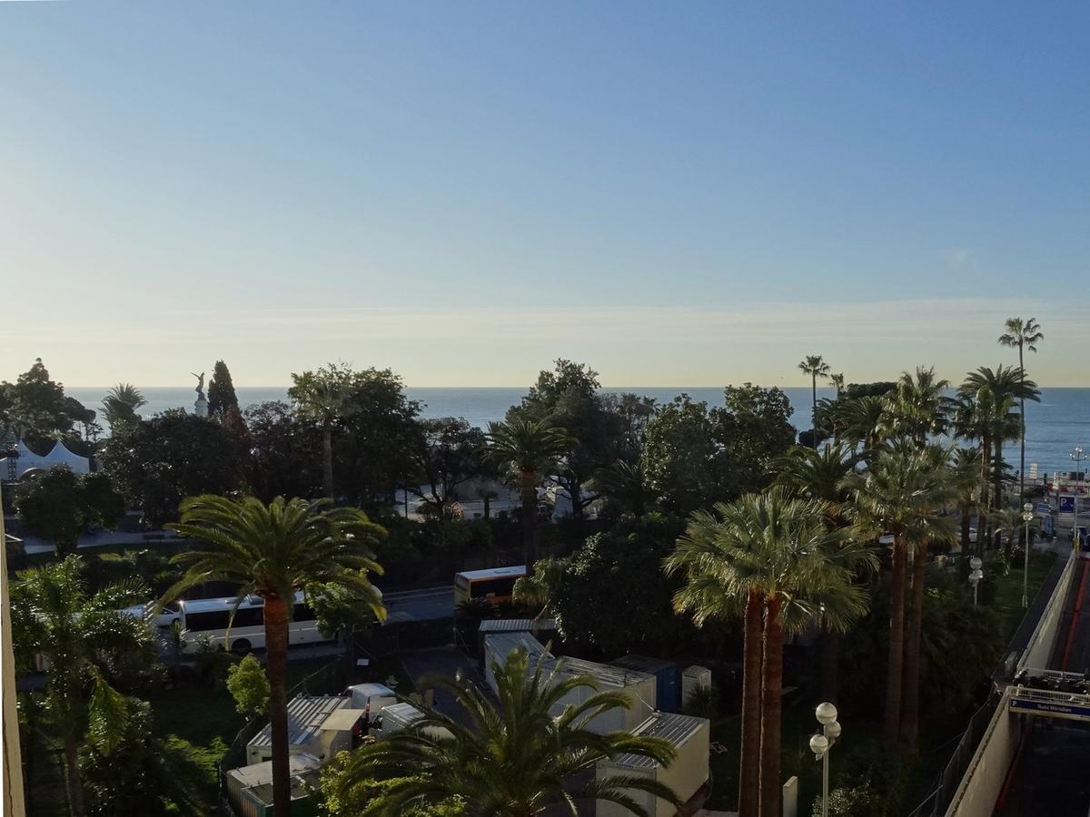 Ambassador Hotel 3*