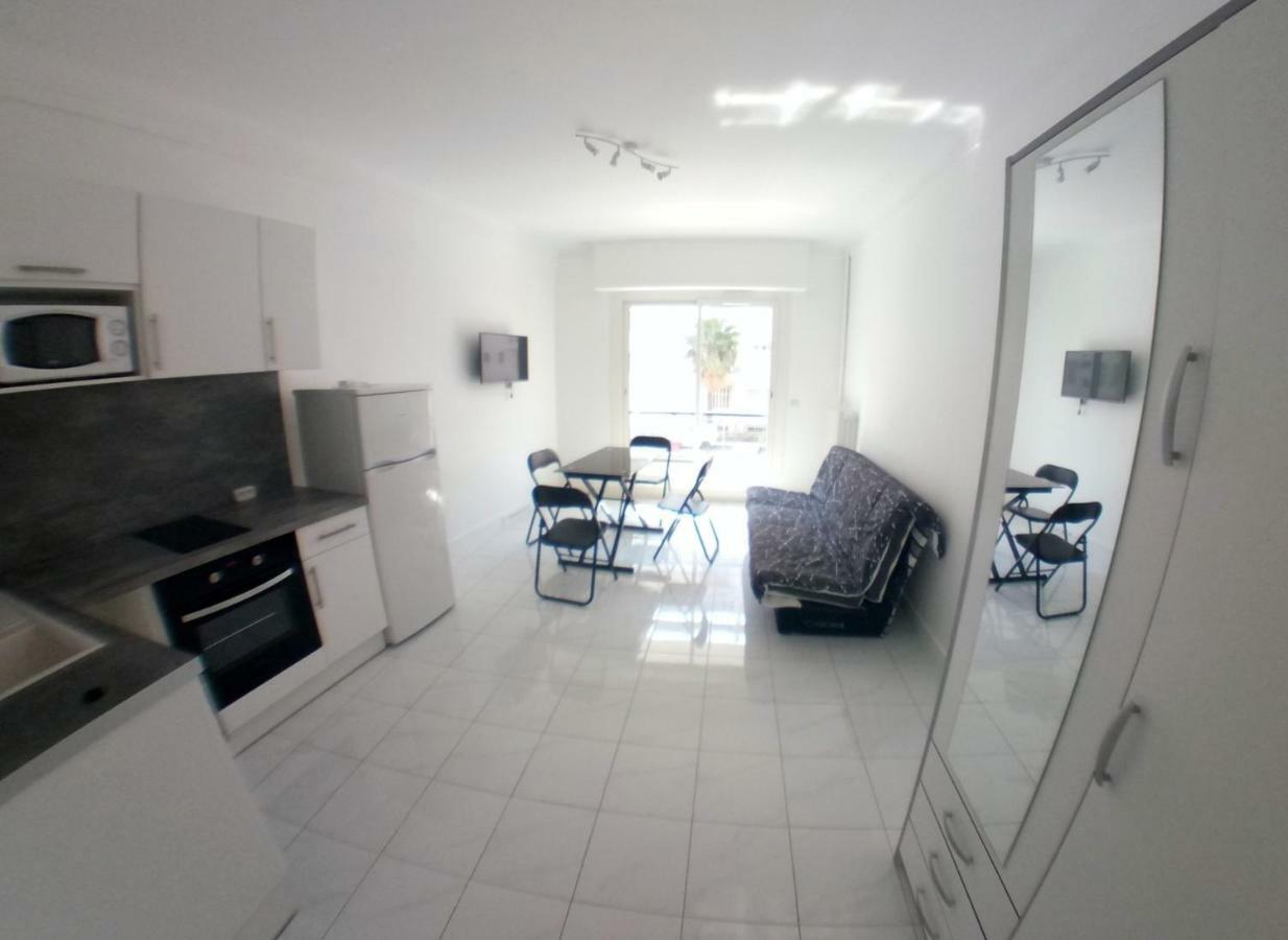 Les Dauphins Apartment *