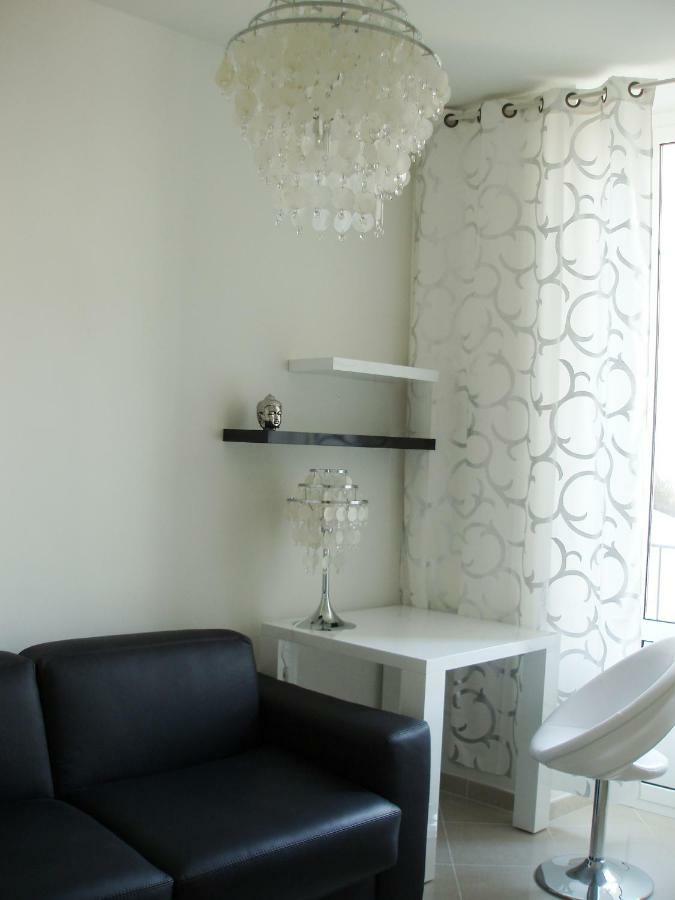 On Rue De France 4 *