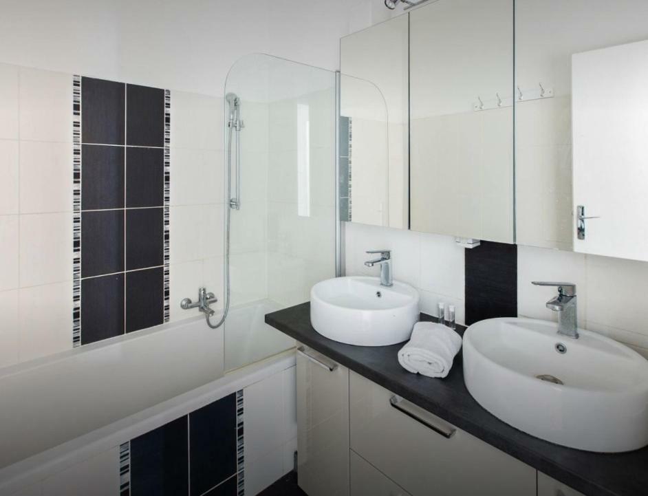 Stunning 2 Bed Flat Front Of The Beach Seaview