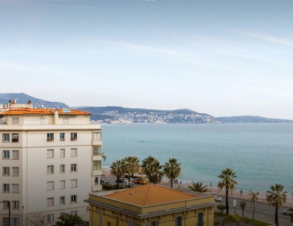 Stunning 2 Bed Flat Front Of The Beach Seaview Apartment