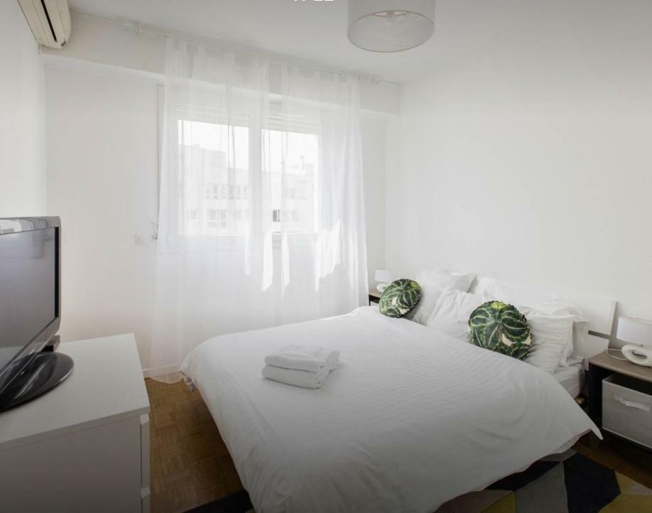 Stunning 2 Bed Flat Front Of The Beach Seaview Nice