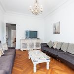 Wonderful And Bright Apartment Close To Everything