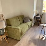 Studio Nice Le Palais, avec cuisine et espace repas séparés, dans immeuble niçois, Port de Nice, Vieux Nice, Place du pin et Garibaldi, Colline du château, à 2 minutes de la promenade des Anglais