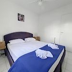 Nestor&Jeeves - Vanina - Central - Close Sea