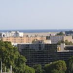 Private room near airport 5 min train 3 min&tram on site, beach 7 min, 2 showers&2 toilets , Chambres privatives proche aéroport 5 min train 3 min et tramway sur place, plage 7 min, 2 douches et 2 wc