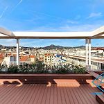 Royal Lux Spacious seaside pool