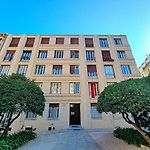 Nestor&Jeeves - Bleu Buffa - Central Location