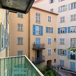 2 Bdrs & Parking In The Old Town !