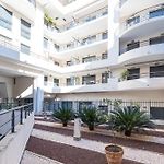 Nice 1 Bedroom downtown Carré d\'Or with garage