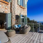 Villa de charme moderne avec piscine et vue mer