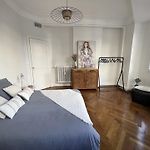 Luxueux Appartement 115m2, 3 Chambres centre ville avec parking à 5 min plage -climatisation
