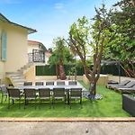 Villa Des Pergolas -6 Bdrs - 5 Bathrs -Parking -Jardin -Jacuzzi -Tramstation , 10 Min Beach