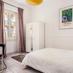 Modern 2-Bedroom City Center Apartment