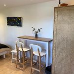 Petite chambre indépendante avec sdb, clim et parking privé