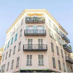 Luxuriously Furnished Bright Newly Renovated Oasis
