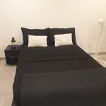 Appartements renové 2023 proche aéroport 5min, gare sncf 2 min, tramway au pied de l\'immeuble , Parking possible, Renovated apartments 2023 near the airport 5 min, train station 2 min, tram next to the building 1 min, Parking possible