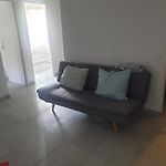 Appartements renové 2023 proche aéroport 5min, gare sncf 2 min, tramway au pied de l\'immeuble , Parking possible, Renovated apartments 2023 near the airport 5 min, train station 2 min, tram next to the building 1 min, Parking possible