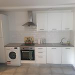 Appartements renové 2023 proche aéroport 5min, gare sncf 2 min, tramway au pied de l\'immeuble , Parking possible, Renovated apartments 2023 near the airport 5 min, train station 2 min, tram next to the building 1 min, Parking possible