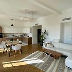 Bright, Spacious 2 Bedroom Apartment, Walk To Beach & Old Town