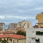 Cosy Flat 250M From Beach