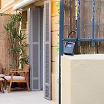 Central Studio - Bright & Modern - Private Terrace - Aircon - Near Train & Beach