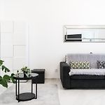 Stylish Modern Studio Near Train Station