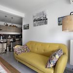 Air-conditioned apartment near Libération district
