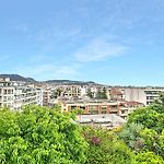 Modern Apartment With City View - Happy Rentals