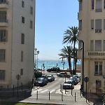 Spacious 2 Bedroom 1 Block From Beaches - And The Tram