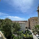 Cosy appartement en plein centre-ville dans un halo de verdure avec vue mer
