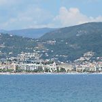 Appartement moderne 3 pièces climatisé avec balcon, plage à 2 min
