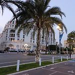 NICE CHAMBRE EXCLUSIVE DANS 2 PIECES 40 m2 ATYPIQUE ORIGINAL DANS GRANDE STRUCTURE TYPE APPARTEMENT D\'HOTE 80 m2 200 m mer PROMENADE DES ANGLAIS SEJOUR CHEZ L\'HABITANT
