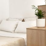 Central Studio - Bright & Modern - Private Terrace - Aircon - Near Train & Beach