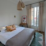 Bright, Spacious 2 Bedroom Apartment, Walk To Beach & Old Town