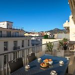 Vue ensoleillée sur les toits de Nice