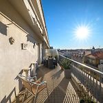 Vue ensoleillée sur les toits de Nice