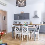 Wide & Central 3 Bdr - Ac & Balcony