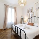 Large 2 Bdr City Center Close To Train Station