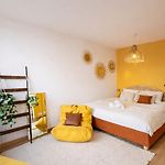 Studio rénové climatisé tout confort - Lit Queen size - emplacement idéal près des plages